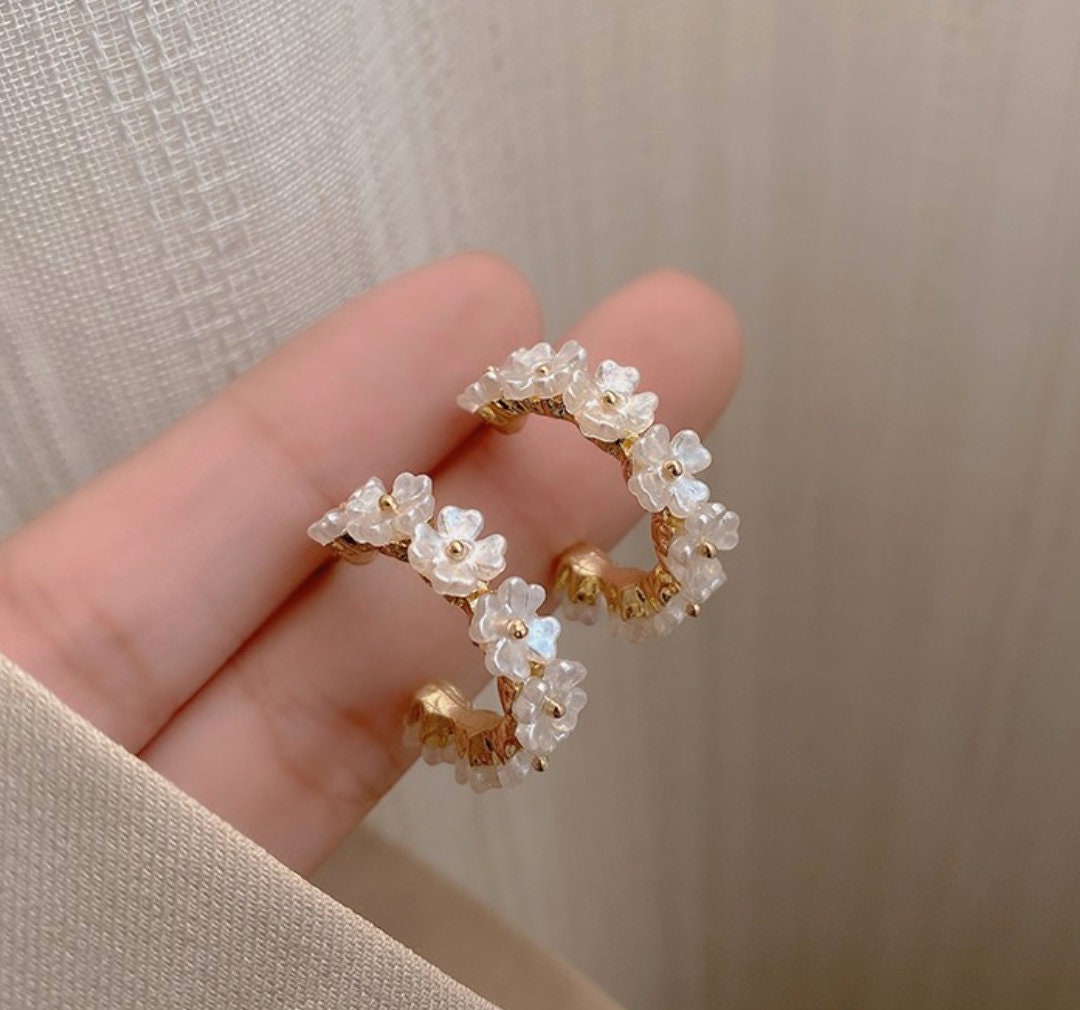 Pearl Flowers Hoop Earrings