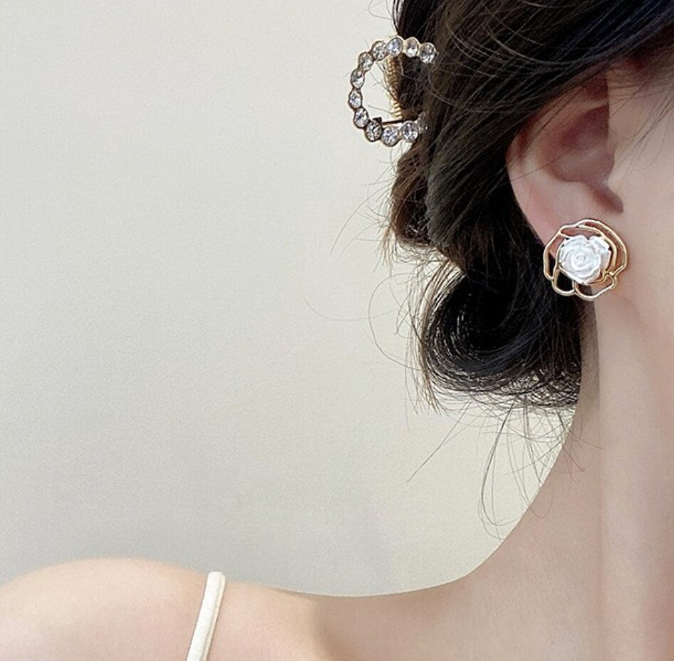 Hollow Pearl Rose Earrings