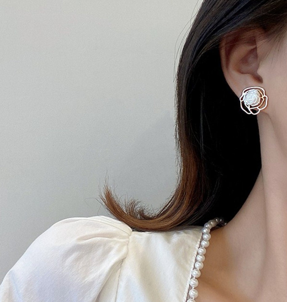 Hollow Pearl Rose Earrings