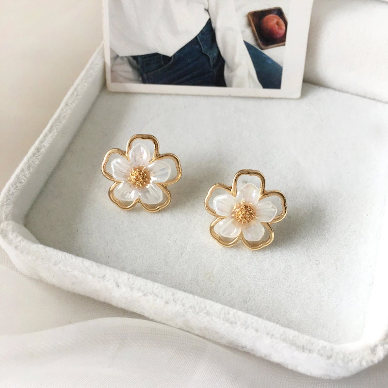 White raisin flower hollow earrings