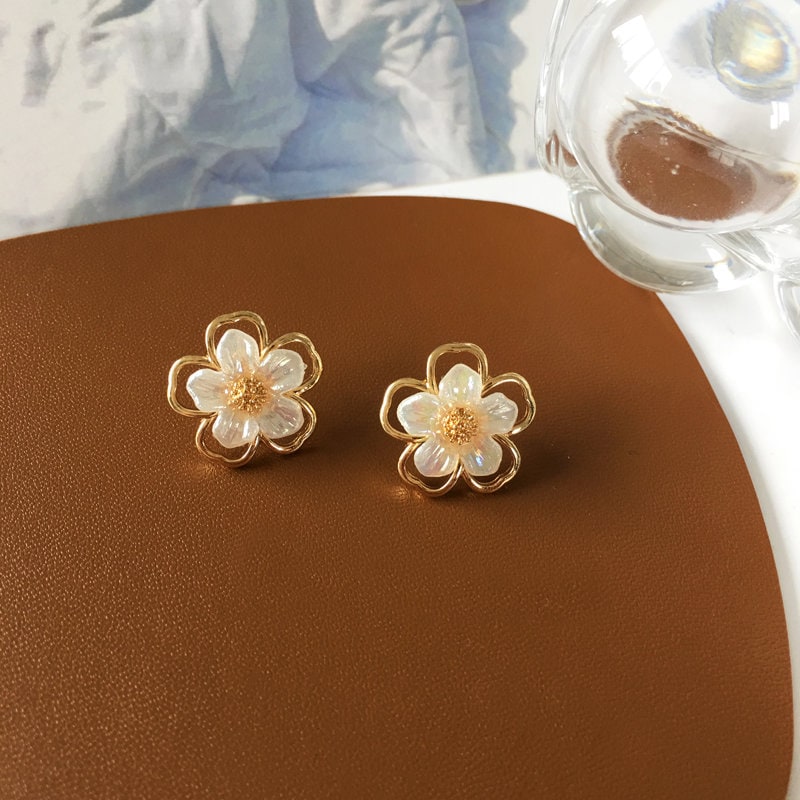 White raisin flower hollow earrings