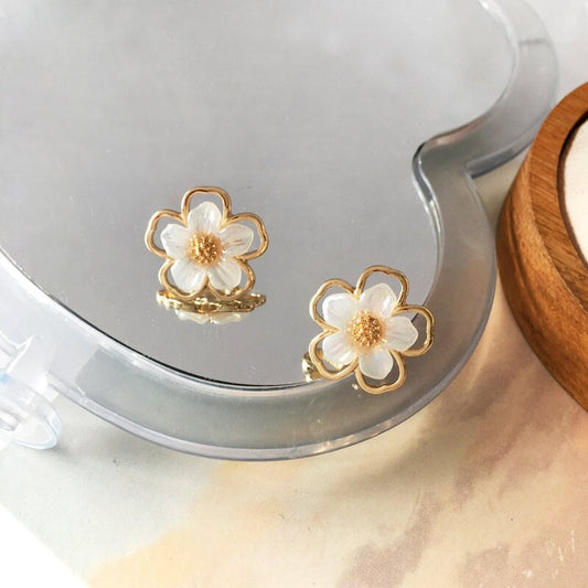 White raisin flower hollow earrings