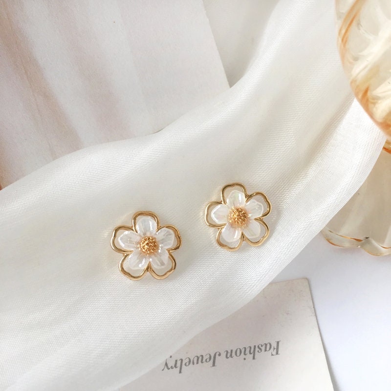 White raisin flower hollow earrings