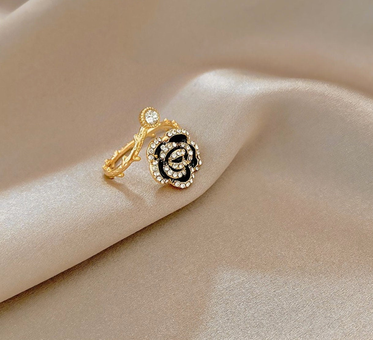 Flower coco ring- black camellia