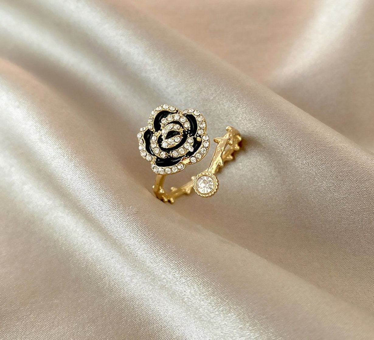 Flower coco ring- black camellia