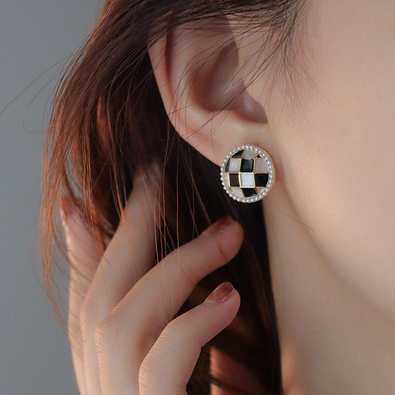 Pearl earrings, stud earrings, round earrings, black and white