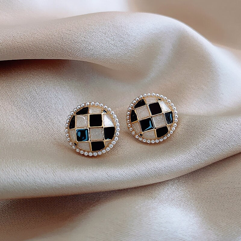 Pearl earrings, stud earrings, round earrings, black and white