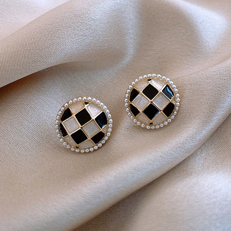 Pearl earrings, stud earrings, round earrings, black and white