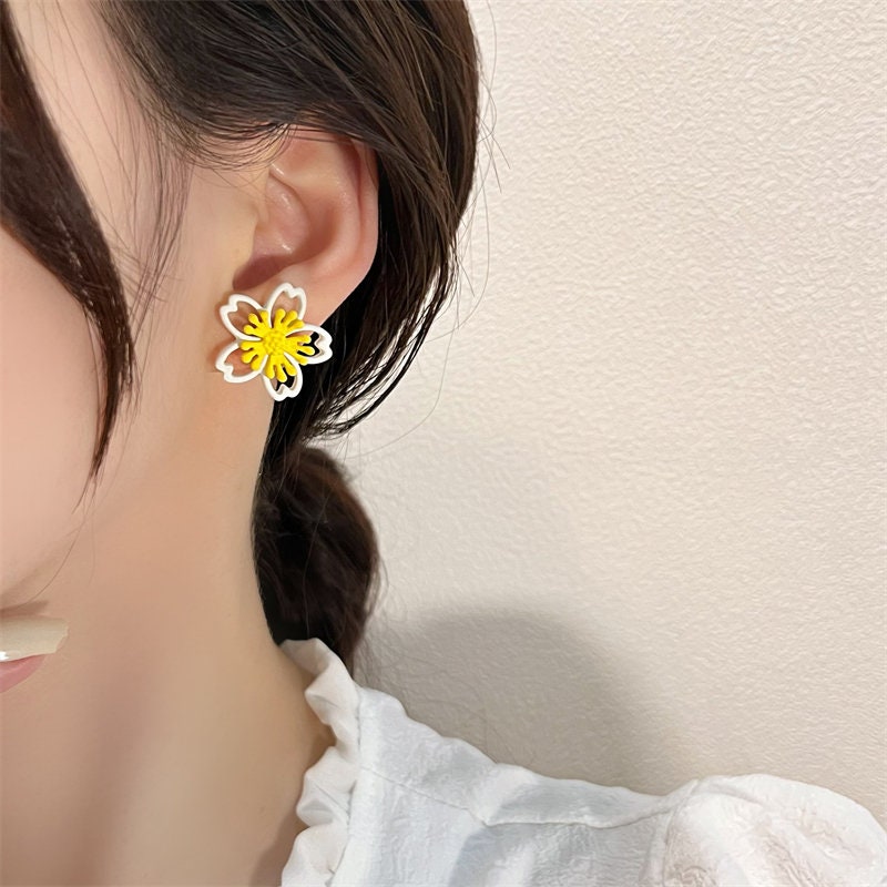 Flower daisy stud earrings, colorful earrings, white flower earrings