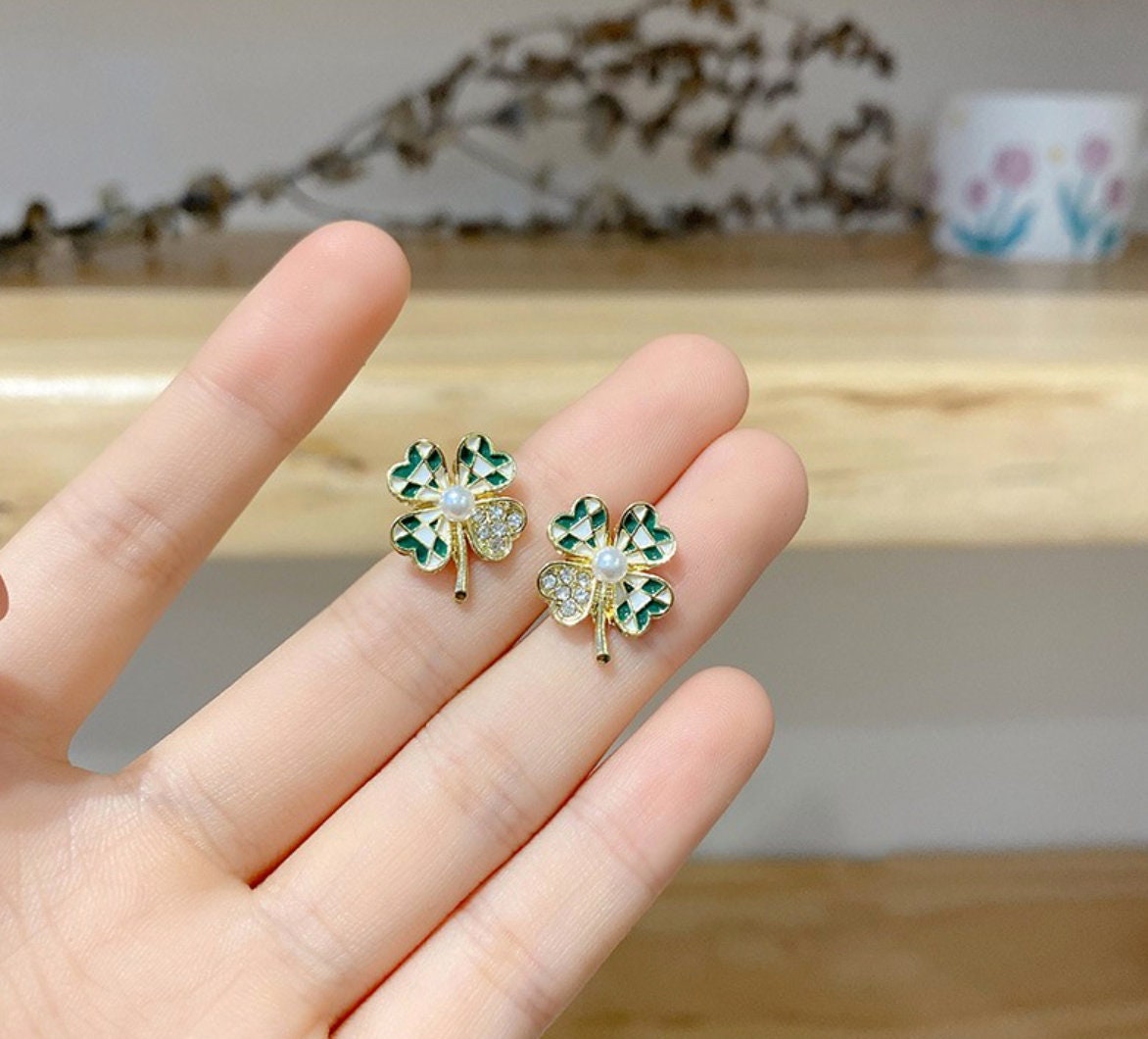 Clover leaf stud earrings, gold stud earrings, green flower earrings, gemstone earrings, Korean earrings, jewellery gifts for her